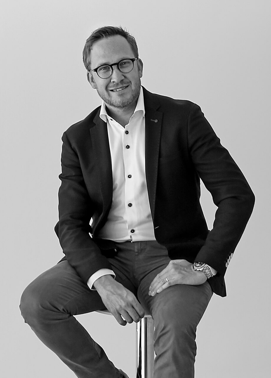 Samuel Frei, CEO - Optiswiss  - Brillengläser - BIOMETRICS - Brillenfassungen - Augenoptiker - Optiker - Optiker Schweiz - Brillen - Gleitsichtbrillen - Herrenbrillen - Damenbrillen - Kinderbrillen - Lesebrillen - Blaufilter-Brillen - Lunettes - Montures de lunettes - Opticiens - Opticiens Suisse - Verres progressifs - Lunettes hommes - Lunettes femmes - Lunettes enfants - Lunettes de lecture - Verres à filtre bleu - Occhiali - Montature per occhiali - Ottici - Ottici Svizzera - Occhiali - Occhiali varifocali - Occhiali da uomo - Occhiali da donna - Occhiali per bambini - Occhiali da lettura - Occhiali con filtro blu - Glasses - Glasses frames - Opticians - Opticians Switzerland - Varifocal glasses - Men's glasses - Women's glasses - Children's glasses - Reading glasses - blue filter glasses