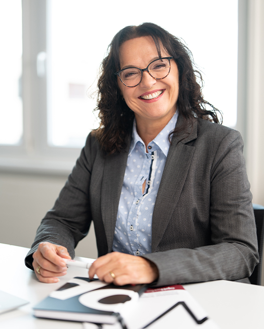 Bärbel Wood, Chief Financial Officer - Optiswiss  - Brillengläser - BIOMETRICS - Brillenfassungen - Augenoptiker - Optiker - Optiker Schweiz - Brillen - Gleitsichtbrillen - Herrenbrillen - Damenbrillen - Kinderbrillen - Lesebrillen - Blaufilter-Brillen - Lunettes - Montures de lunettes - Opticiens - Opticiens Suisse - Verres progressifs - Lunettes hommes - Lunettes femmes - Lunettes enfants - Lunettes de lecture - Verres à filtre bleu - Occhiali - Montature per occhiali - Ottici - Ottici Svizzera - Occhiali - Occhiali varifocali - Occhiali da uomo - Occhiali da donna - Occhiali per bambini - Occhiali da lettura - Occhiali con filtro blu - Glasses - Glasses frames - Opticians - Opticians Switzerland - Varifocal glasses - Men's glasses - Women's glasses - Children's glasses - Reading glasses - blue filter glasses